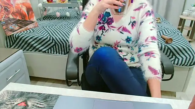 EveLove33 online show from April 2026 04:35:02 PM