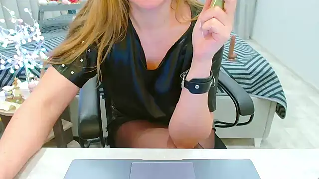 EveLove33 online show from April 2026 06:10:01 PM