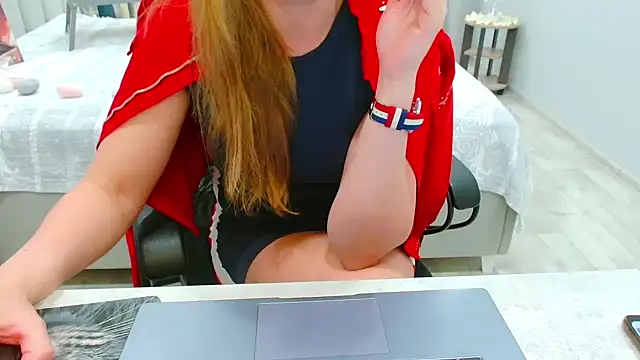 EveLove33 online show from May 2026 02:24:02 PM
