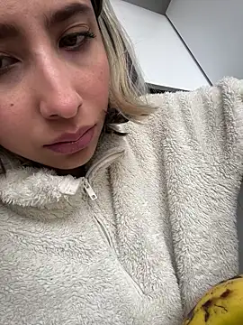 Ameellie online show from November 2025 03:00:02 PM