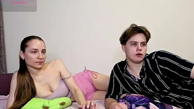 Emily and Ilumi online show from November 2025 07:03:01 PM