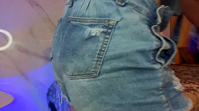 CandyQueenGold online show from April 2026 07:04:02 PM