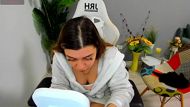 Snapshot of EveEvian chatting on April 2026 10:33:01 AM EveEvian online show from April 2026 10:33:01 AM