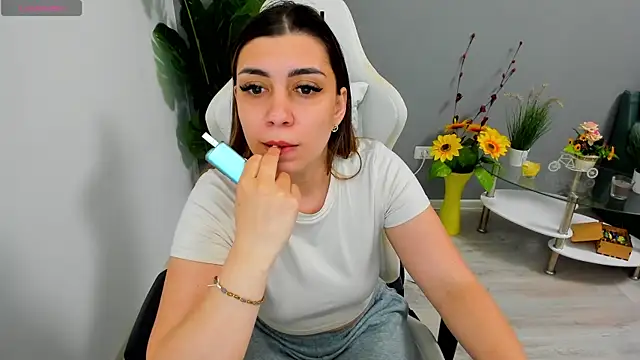 Snapshot of EveEvian chatting on May 2026 05:31:02 PM EveEvian online show from May 2026 05:31:02 PM