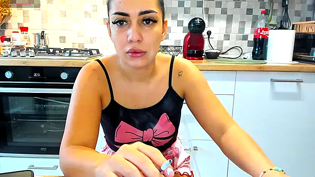 EveEvian online show from October 2025 10:38:02 AM