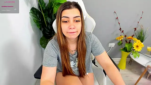 Snapshot of EveEvian chatting on April 2026 11:49:01 AM EveEvian online show from April 2026 11:49:01 AM