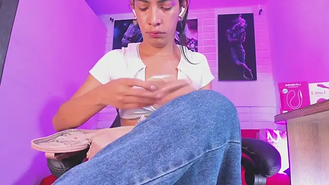 Alahia Rodriguez online show from November 2025 05:50:01 PM