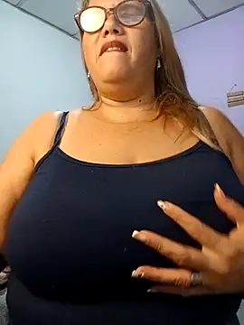 EllisW8 online show from November 2025 10:46:02 PM