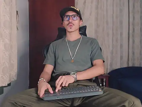 HomeAloneK online show from October 2025 07:48:02 PM