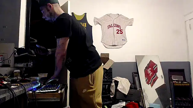 sledge901 online show from January 2025 04:19:01 AM