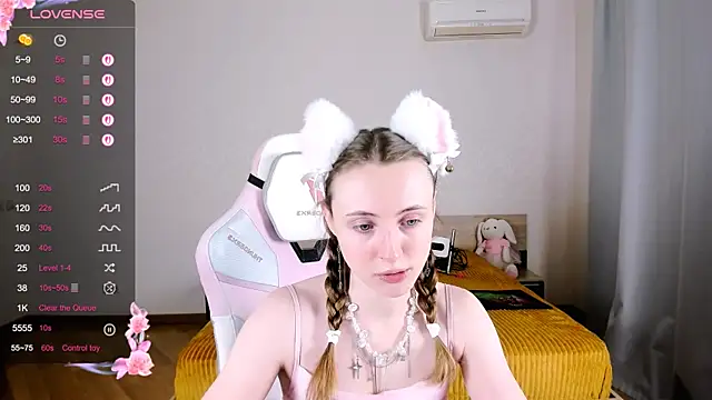 Snapshot of Cowell_Adelina chatting on September 2025 09:47:02 AM Cowell Adelina online show from September 2025 09:47:02 AM