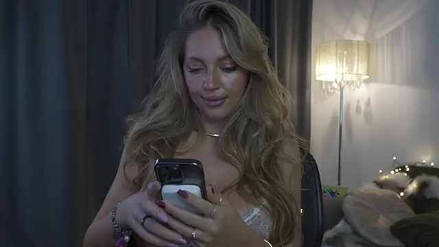 Snapshot of JoanneGG chatting on November 2025 06:07:01 AM JoanneGG online show from November 2025 06:07:01 AM