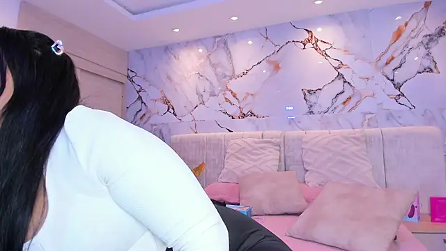 kiana cream online show from December 2025 05:00:01 PM