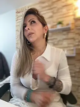 Snapshot of _Abril-Office1 chatting on September 2025 03:44:01 PM Abril-Office1 online show from September 2025 03:44:01 PM