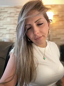 Snapshot of _Abril-Office1 chatting on September 2025 03:02:01 PM Abril-Office1 online show from September 2025 03:02:01 PM