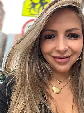 Snapshot of _Abril-Office1 chatting on October 2025 03:24:01 PM Abril-Office1 online show from October 2025 03:24:01 PM