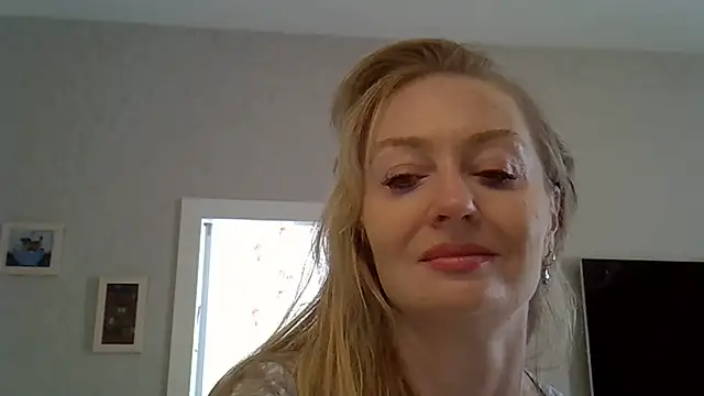 Snapshot of ZarinaSwift chatting on June 2026 09:52:02 AM ZarinaSwift online show from June 2026 09:52:02 AM