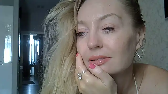 Snapshot of ZarinaSwift chatting on June 2026 10:32:02 AM ZarinaSwift online show from June 2026 10:32:02 AM