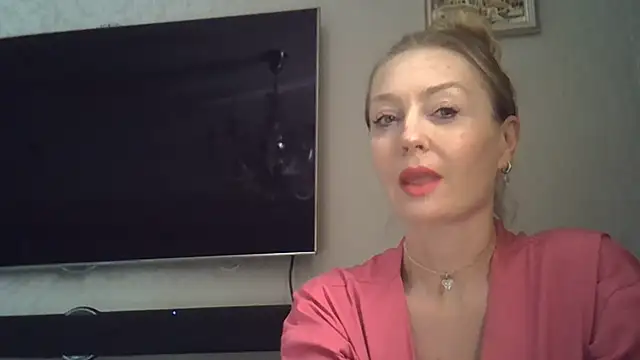 Snapshot of ZarinaSwift chatting on July 2026 10:11:01 AM ZarinaSwift online show from July 2026 10:11:01 AM