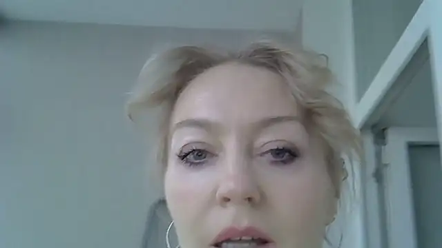 Snapshot of ZarinaSwift chatting on December 2025 04:49:02 AM ZarinaSwift online show from December 2025 04:49:02 AM