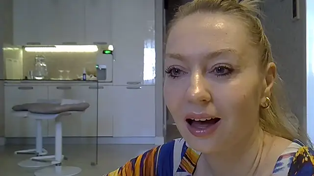 Snapshot of ZarinaSwift chatting on February 2026 04:34:02 AM ZarinaSwift online show from February 2026 04:34:02 AM