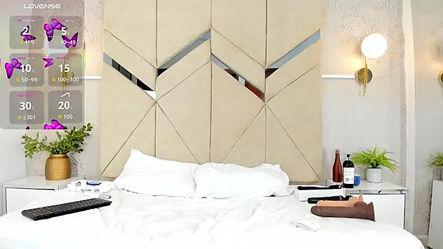 LiaVelez online show from December 2025 01:45:01 PM