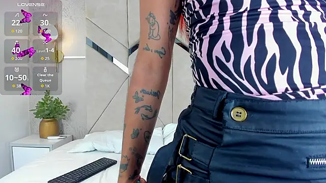 LiaVelez online show from January 2026 01:37:02 PM