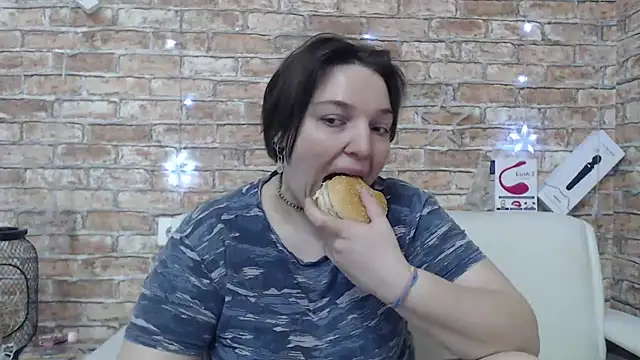 Amelia Kiss  online show from April 2026 01:00:01 AM