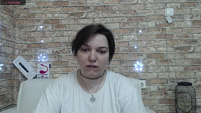 Amelia Kiss  online show from February 2026 12:42:02 AM