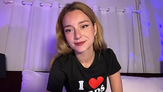 Snapshot of SirenaBelle chatting on May 2026 09:22:02 PM SirenaBelle online show from May 2026 09:22:02 PM