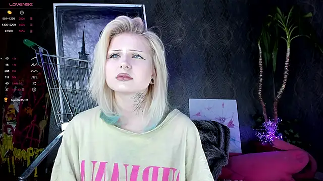 Snapshot of little_grinch666 chatting on January 2025 08:59:02 PM little grinch666 online show from January 2025 08:59:02 PM