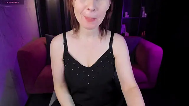 Snapshot of ZoeEast chatting on December 2024 01:33:01 PM ZoeEast online show from December 2024 01:33:01 PM