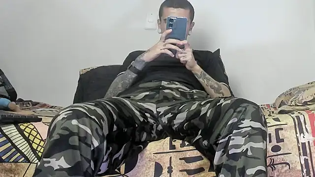 Aaron BigDickxxx online show from November 2025 09:40:01 PM