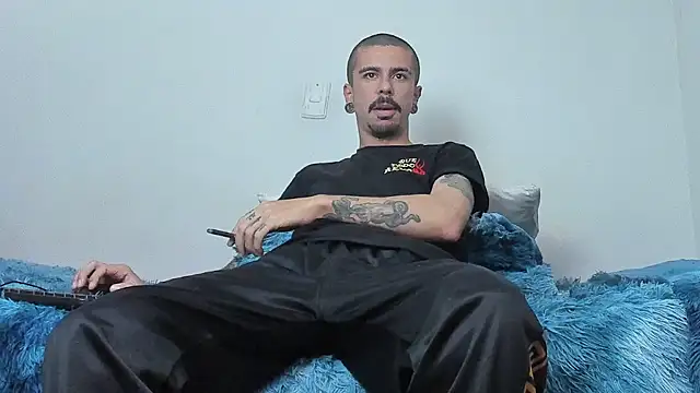Aaron BigDickxxx online show from October 2025 06:57:01 AM
