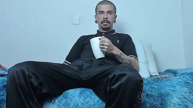 Aaron BigDickxxx online show from October 2025 06:37:01 AM