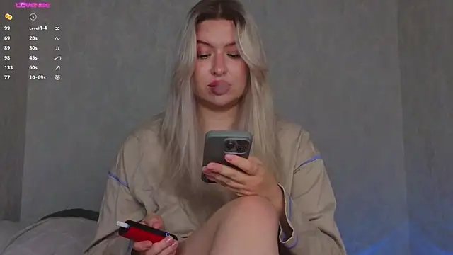 Snapshot of helen_frogg chatting on October 2025 08:18:01 PM helen frogg online show from October 2025 08:18:01 PM