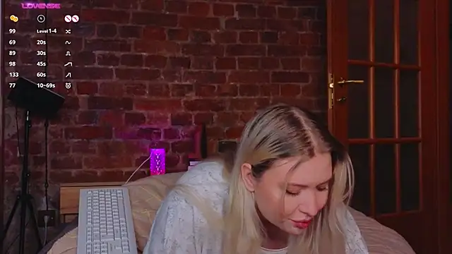 Snapshot of helen_frogg chatting on October 2025 08:08:01 PM helen frogg online show from October 2025 08:08:01 PM