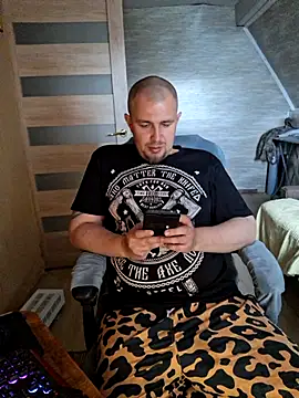 Foxyshaved online show from May 2026 10:15:01 AM