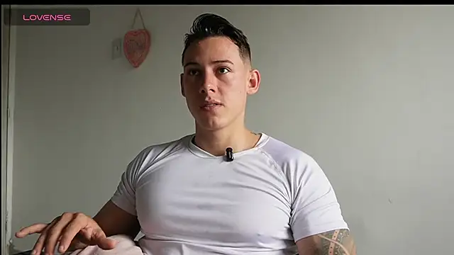 Snapshot of Muscle_King_Cum chatting on June 2026 01:27:01 PM Muscle King Cum online show from June 2026 01:27:01 PM