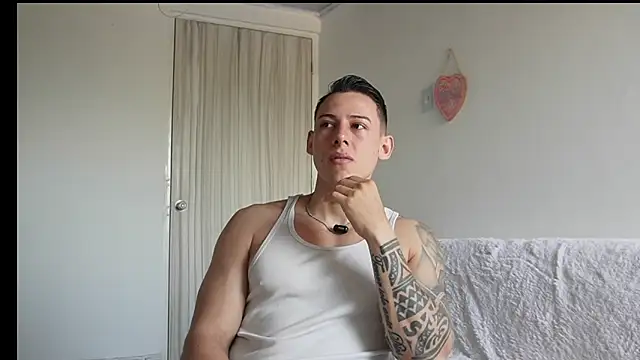 Snapshot of Muscle_King_Cum chatting on May 2026 01:39:01 PM Muscle King Cum online show from May 2026 01:39:01 PM