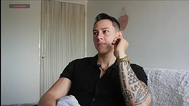 Snapshot of Muscle_King_Cum chatting on June 2026 01:22:01 PM Muscle King Cum online show from June 2026 01:22:01 PM