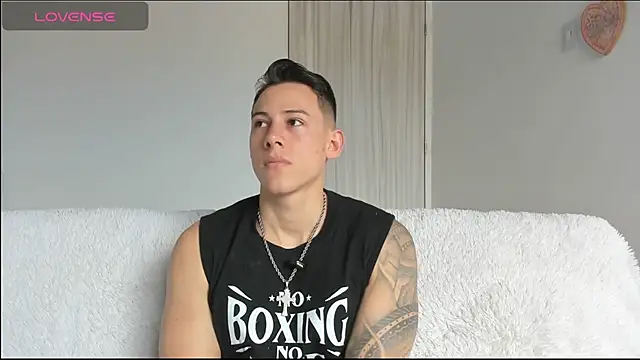 Snapshot of Muscle_King_Cum chatting on July 2026 01:44:01 PM Muscle King Cum online show from July 2026 01:44:01 PM