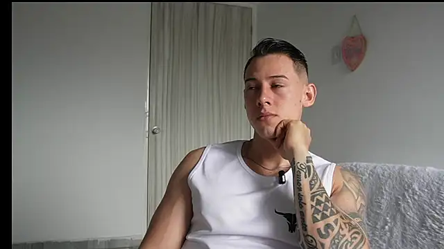 Snapshot of Muscle_King_Cum chatting on May 2026 01:18:02 PM Muscle King Cum online show from May 2026 01:18:02 PM