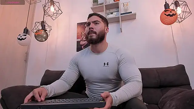 SebastianVilla  online show from October 2025 10:33:02 PM