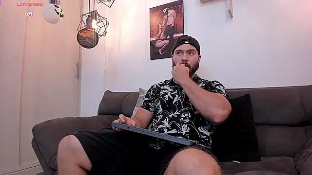 SebastianVilla  online show from October 2025 10:43:01 PM