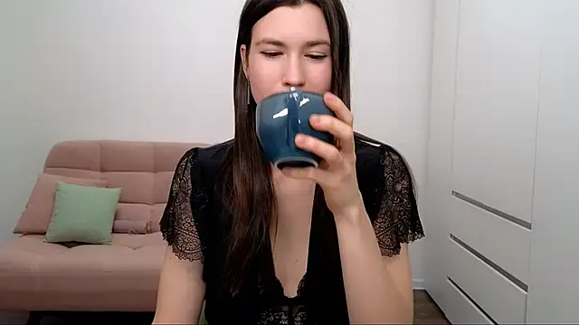 Snapshot of AliciaNewell chatting on February 2025 03:00:02 PM AliciaNewell online show from February 2025 03:00:02 PM