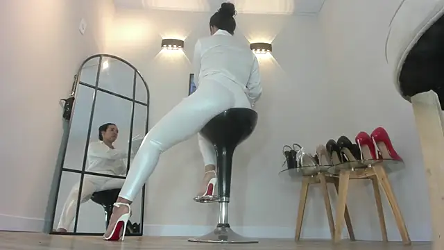 solsmithxx online show from March 2026 07:32:01 PM