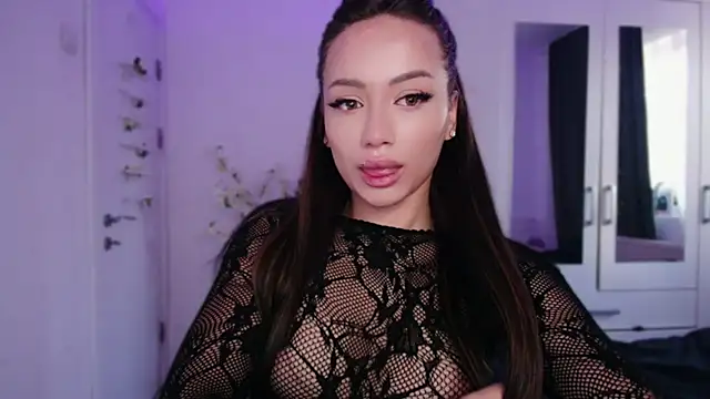 Snapshot of KaylaLaine chatting on November 2025 06:41:01 AM KaylaLaine online show from November 2025 06:41:01 AM