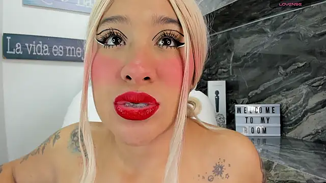 Snapshot of miss_danika chatting on November 2025 11:03:01 AM miss danika online show from November 2025 11:03:01 AM