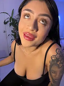 Snapshot of lucianaroy chatting on November 2025 05:57:02 PM lucianaroy online show from November 2025 05:57:02 PM